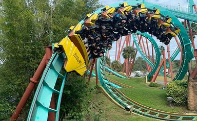Parc d'attractions avec une wagon de montagne russe