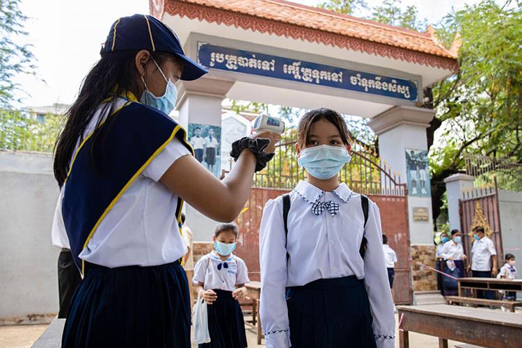 Prise de température à l'entrée d'une ecole cambodgienne Credit UNICEF