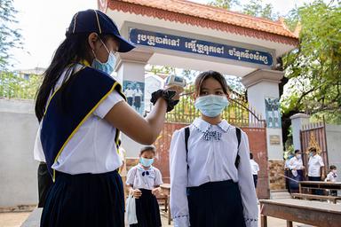 Prise de température à l'entrée d'une ecole cambodgienne Credit UNICEF