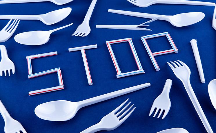 Stop ecrit avec des couverts en plastique