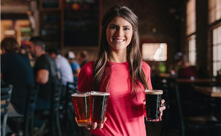Une femme apporte 3 bières