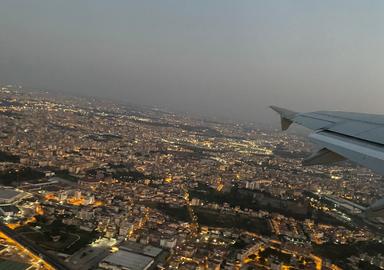 Vue d'une ville depuis un avion