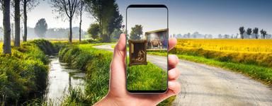 Une personne utilise l'application detego pour regarder une oeuvre d'art en réalité augmentée