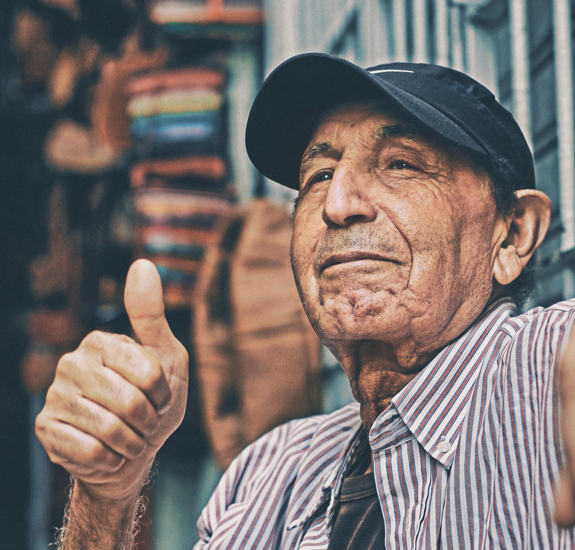 Un homme montre son pouce