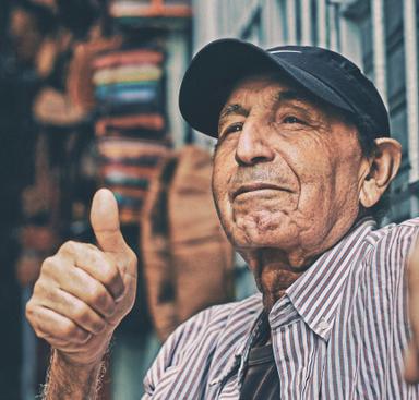 Un homme montre son pouce