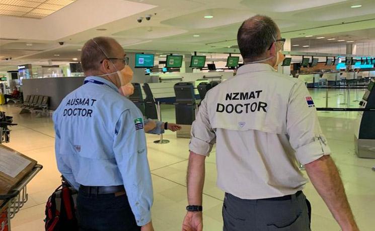 deux agents avec des masques covid de dos