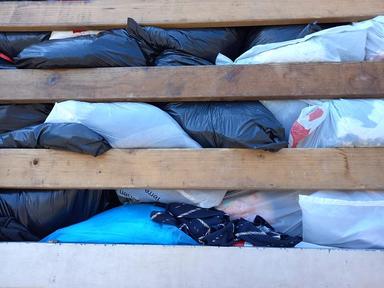 des sacs poubelles entassés