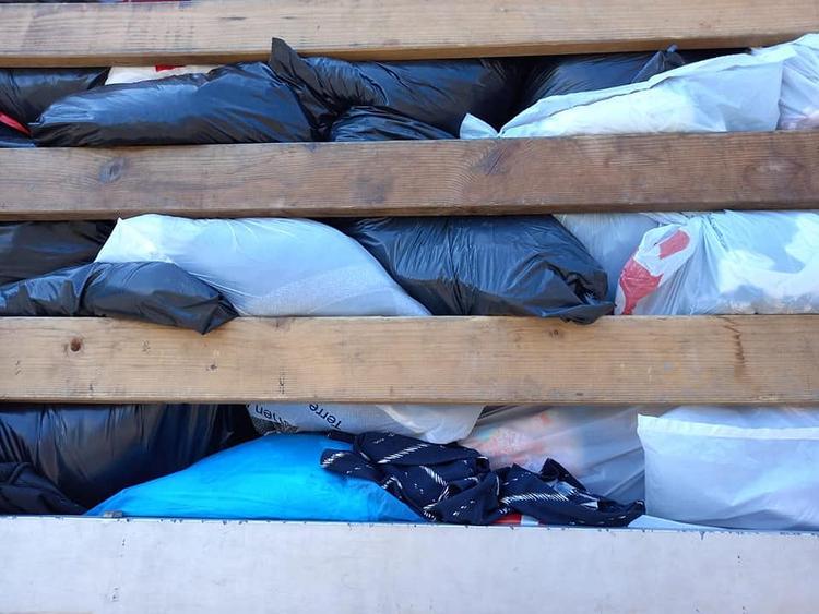 des sacs poubelles entassés