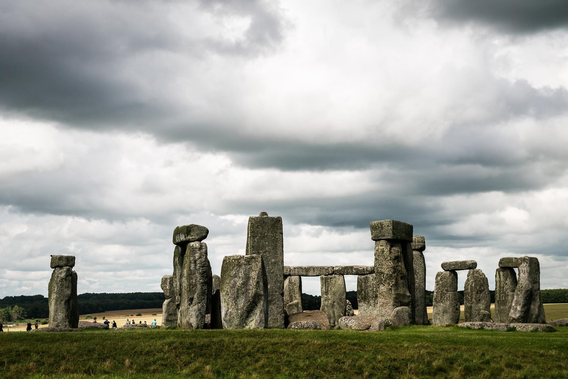 Le site de Stonehenge avec un ciel nuageux