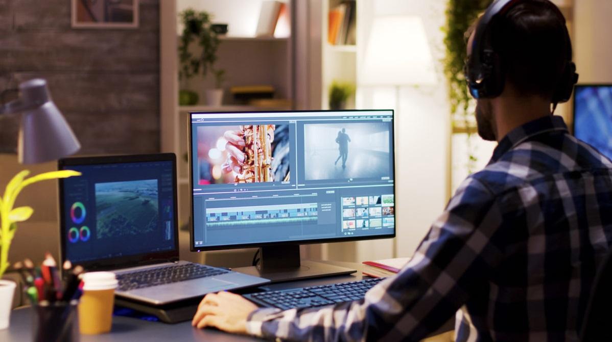 homme qui monte une vidéo depuis son ordinateur