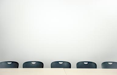 des fauteuils vides après une réunion des accords de nouméa