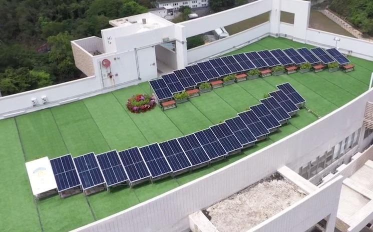 Des panneaux solaires sur le toit d'une école à Hong Kong