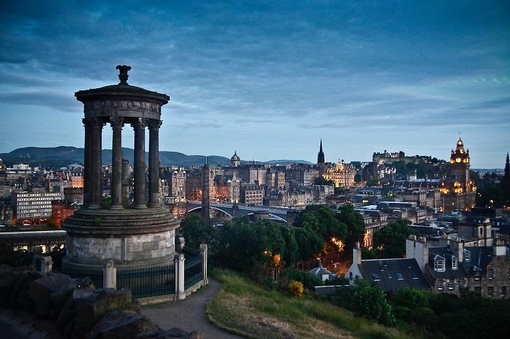 Vue de Calton Hill à Edimbourg, au crépuscule