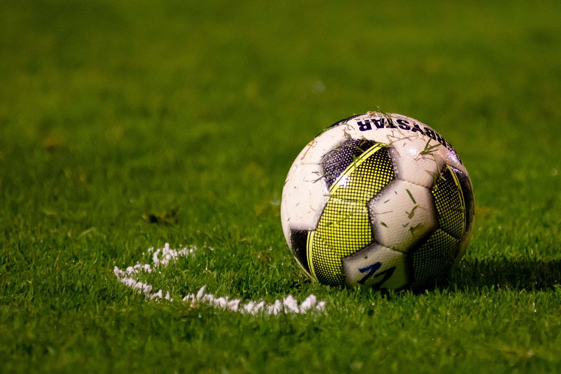 Un ballon de football sur un terrain.