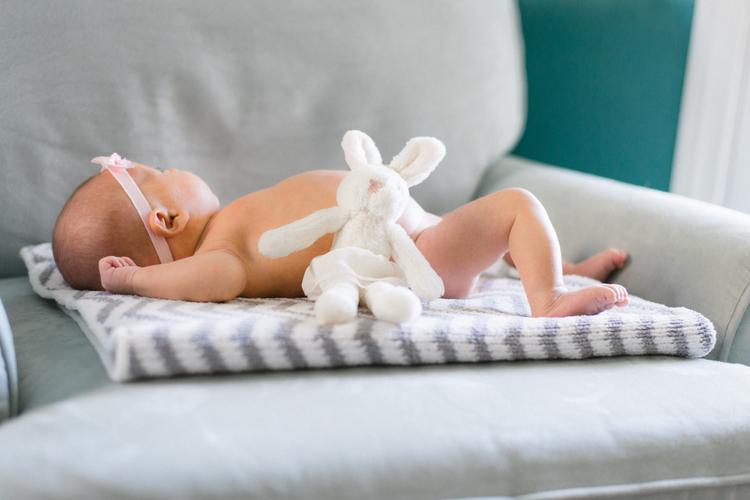 Un enfant à côté d'un lapin en peluche