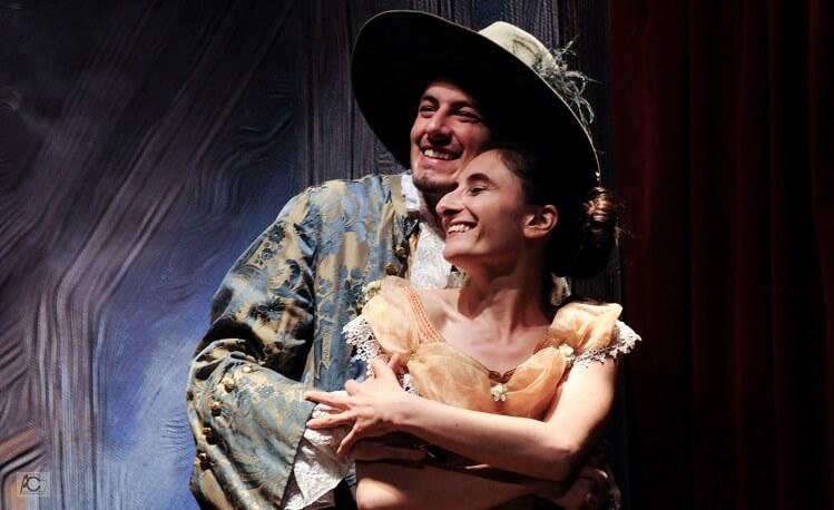 un homme et une femme jouent une pièce de théâtre