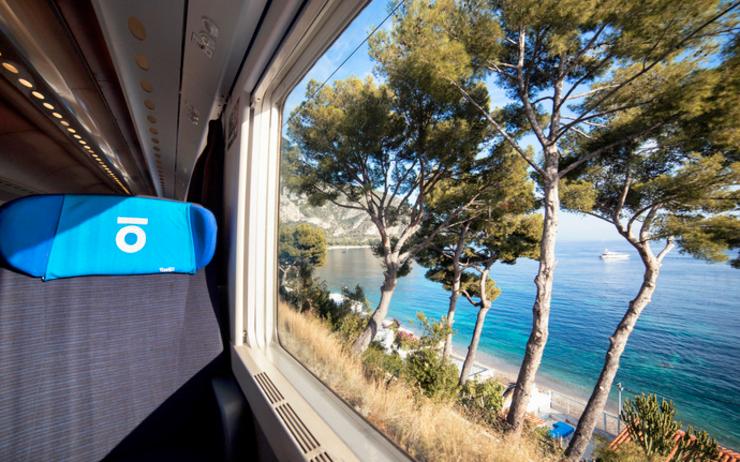 vue sur la mer et arbres de la fenêtre du train thello