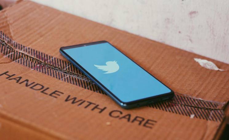 Un téléphone portable connecté à Twitter