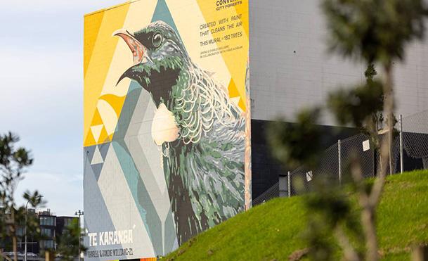 une fresque représentant un oiseau à Auckland