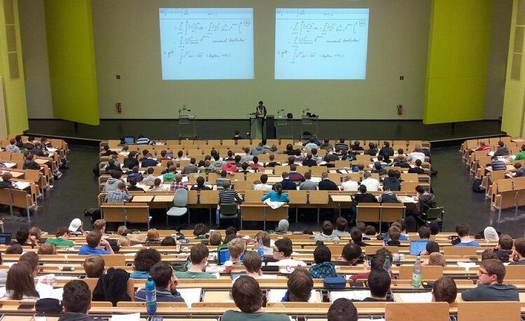 étudiants dans une salle de classe université