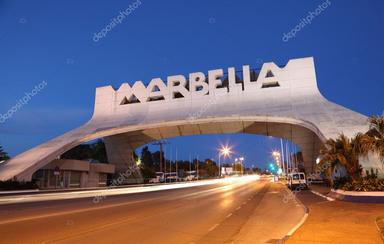 Marbella Arch illuminé la nuit. Andalousie, Espagne