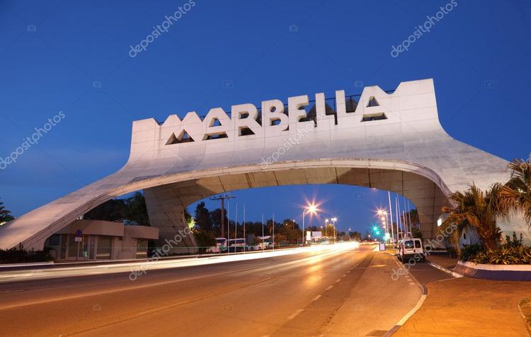 Marbella Arch illuminé la nuit. Andalousie, Espagne