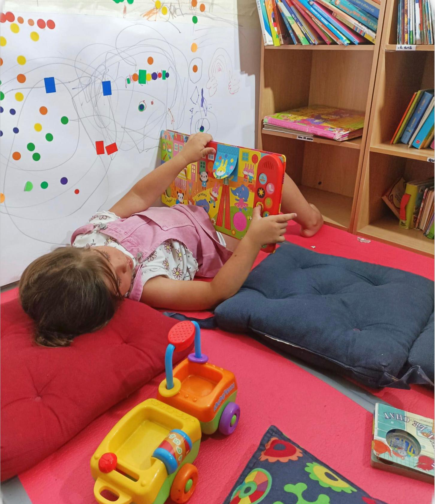 Un enfant lit un ouvrage