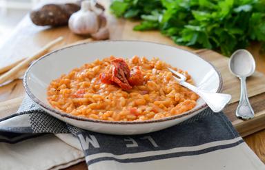 Assiette avec un risotto à la tomate dedans