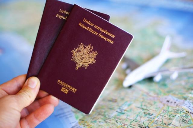 Passeports français au dessus d'une carte