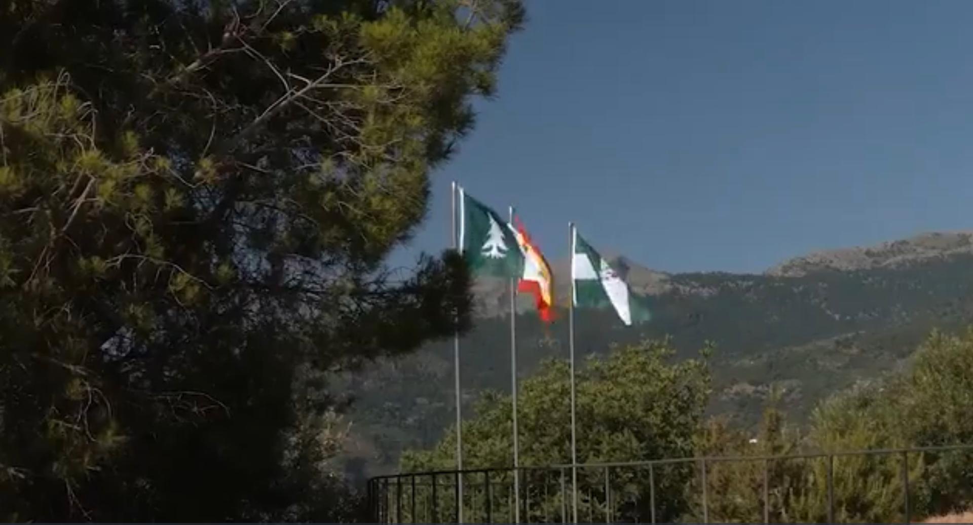 3 drapeaux flottent à l’entrée de la Sierra de las Nieves