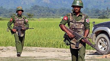 Des soldats birmans devant une rizière dans le Kachin