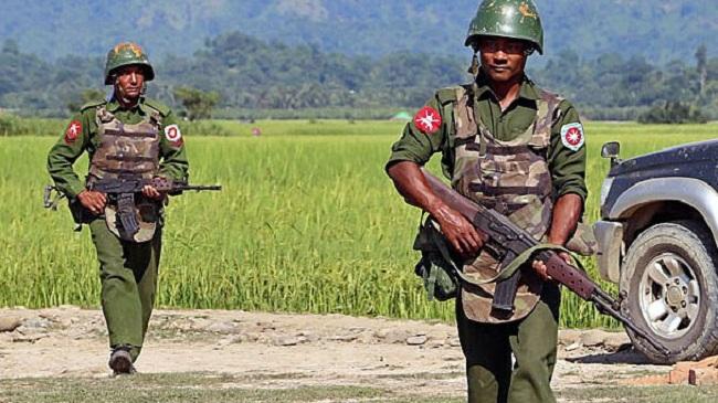 Des soldats birmans devant une rizière dans le Kachin