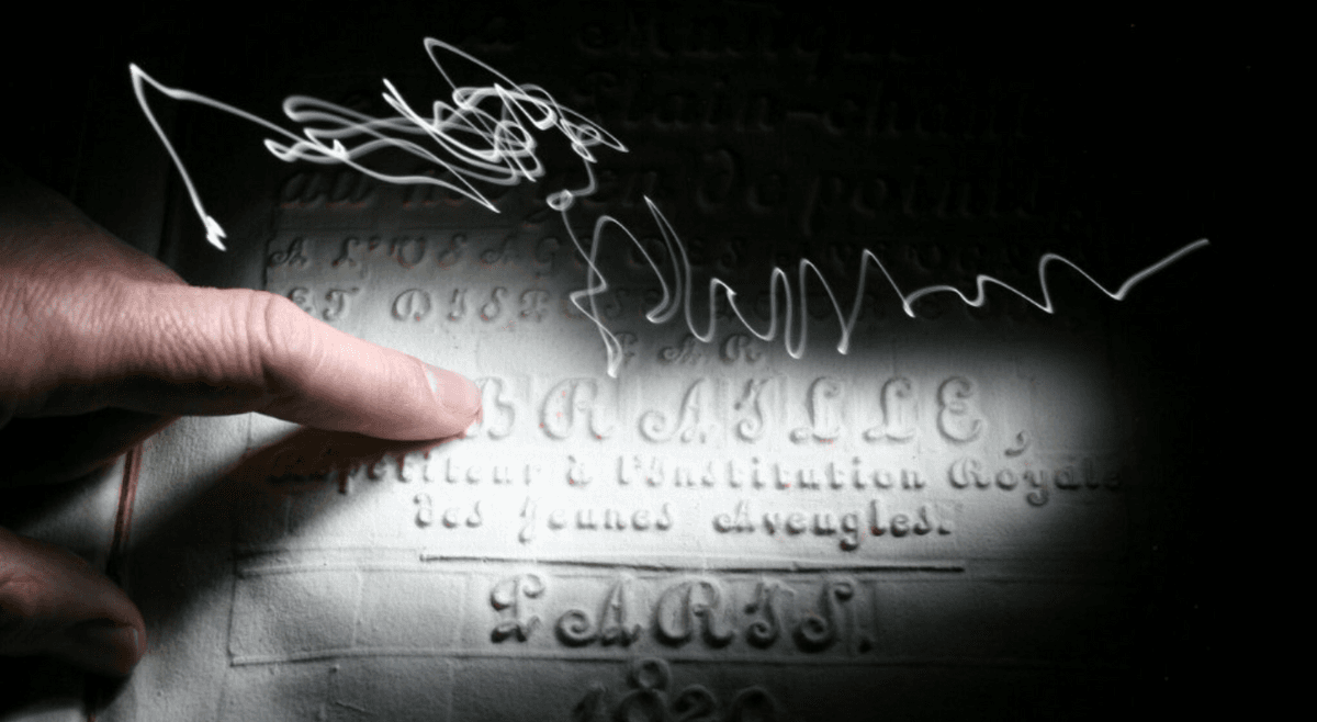 Un doigt suivant l'inscription d'un texte en bas-relief