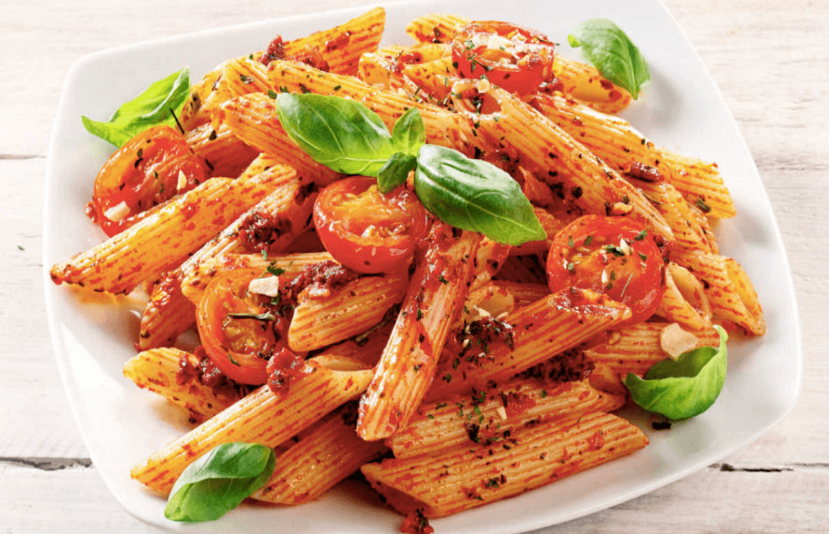 Une assiette de Penne all'arrabbiata