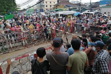 Les familles des prisonniers birmans attendent leurs proches devant la prison d'Insein le 30 juin 2021