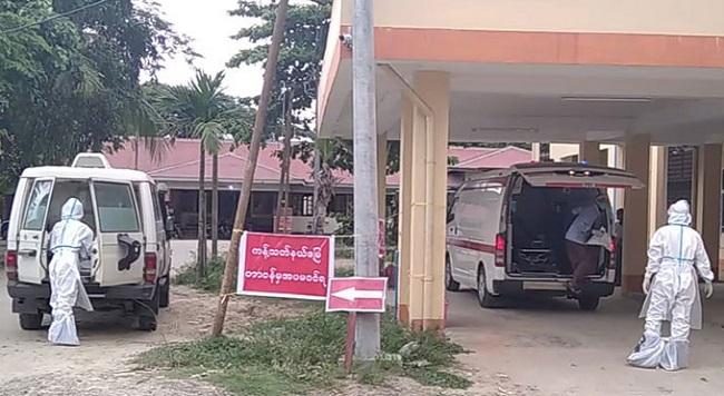 Ambulance et volontaires anti-covid-19 devant l'entrée de l'hôpital de Maungdaw