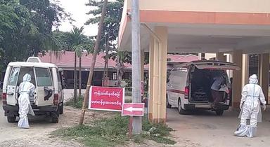 Ambulance et volontaires anti-covid-19 devant l'entrée de l'hôpital de Maungdaw
