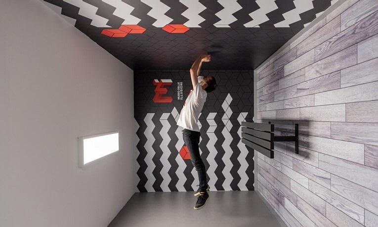 homme qui saute aux Musée des illusions de milan
