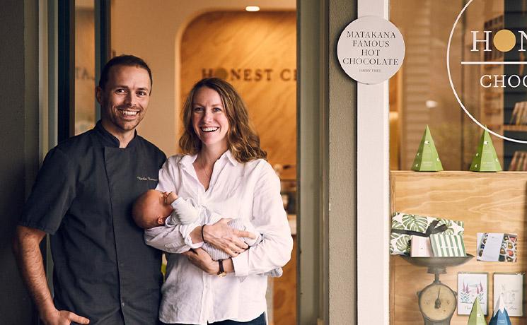 Nicolas et Emily Bonnaud devant leur boutique