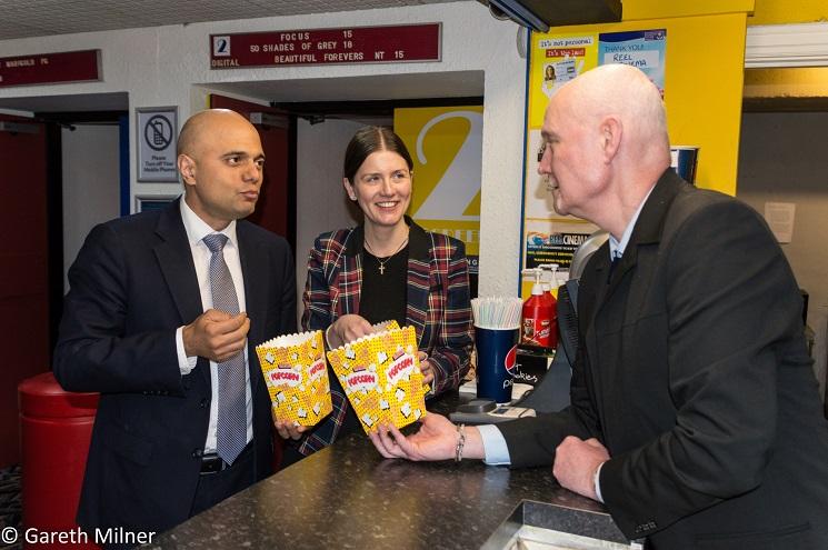 Sajid Javid et Michelle Donelan dégustant du popcorn au cinéma