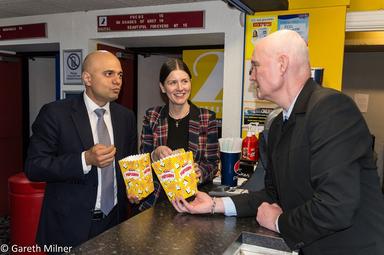 Sajid Javid et Michelle Donelan dégustant du popcorn au cinéma