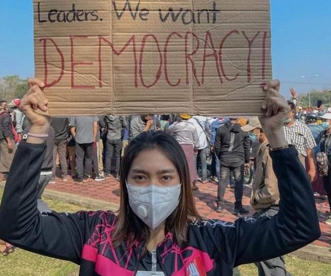 Thet Htar Thuzar qui proteste aux Jeux Olympiques de Tokyo