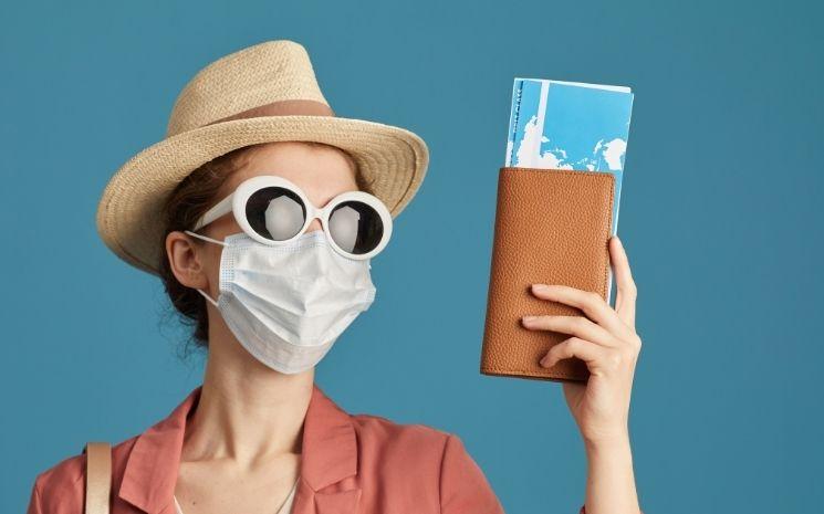 Une touriste en été en période de Covid