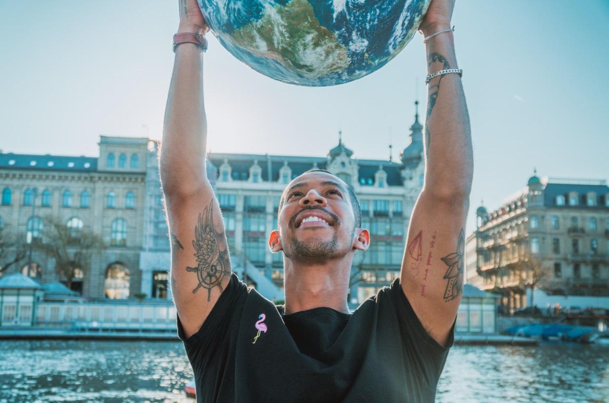 Un homme porte une terre