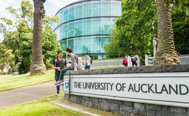 Des élèves devant l'Université d'Auckland