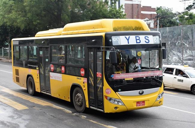 Un bus YBS jaune comme ceux qui ont ramené les prisonniers libérés chez eux
