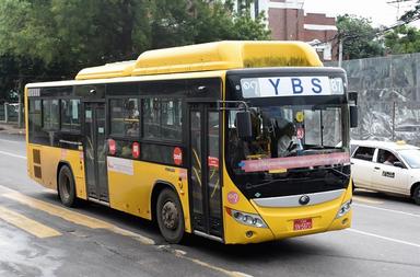 Un bus YBS jaune comme ceux qui ont ramené les prisonniers libérés chez eux