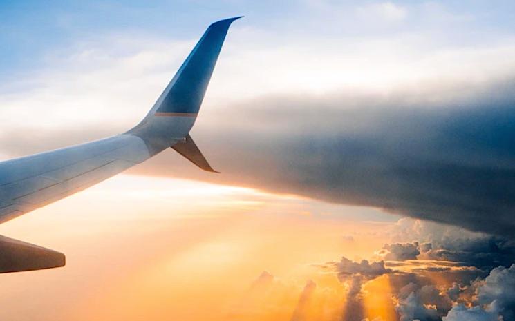 avion rentrant à Hong Kong