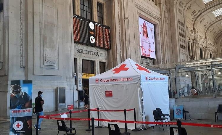 tente de la croix-rouge dans gare de milan