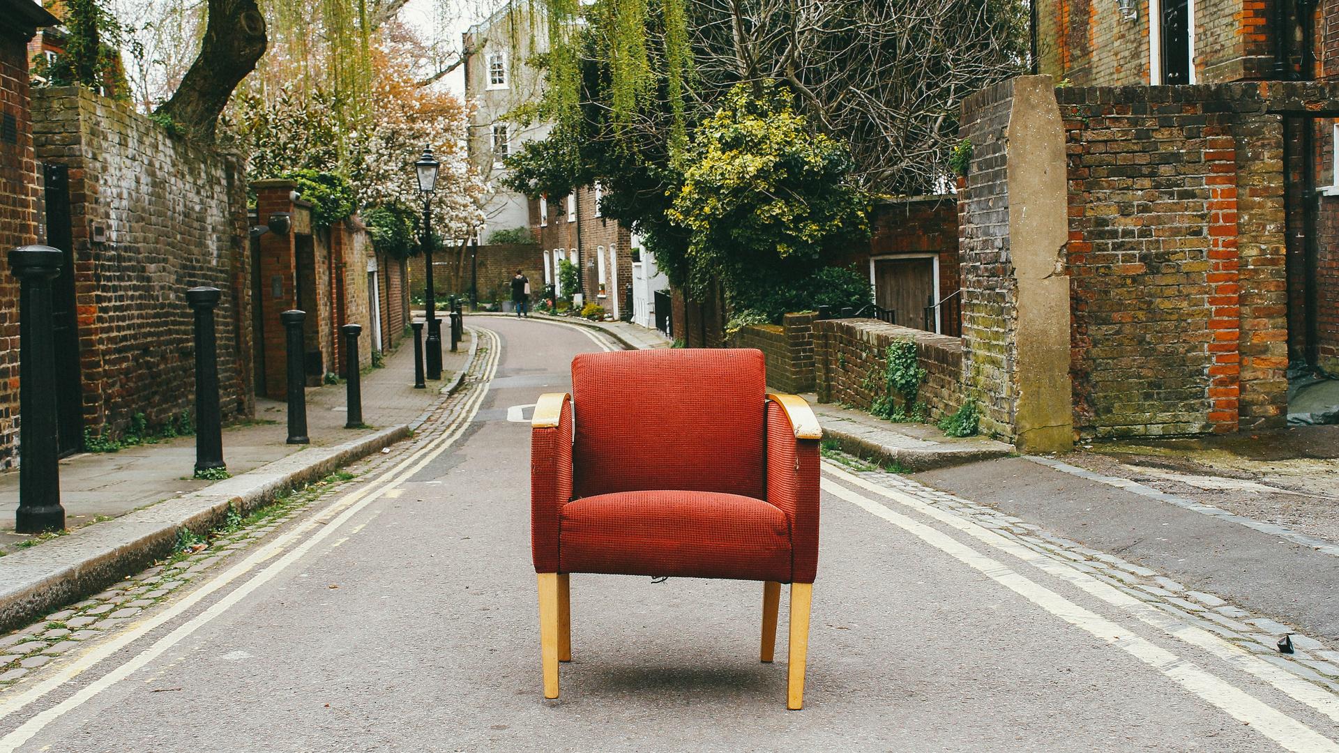 Un fauteuil rouge dans une rue